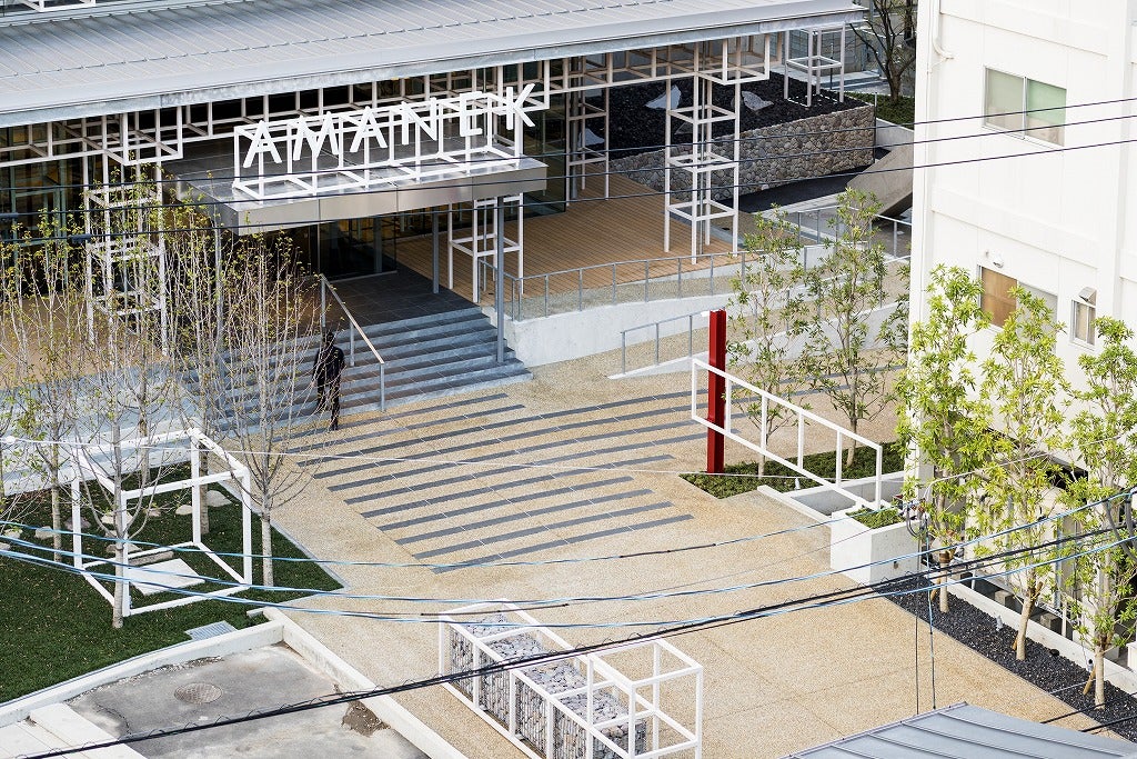 南北に通り抜けできるエントランスホール（C）Anna Nagai