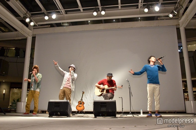 「逗子三兄弟」とともに演奏する今井洋介