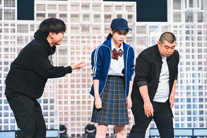 田村藍とお笑いコンビ・金の国(C)TBS
