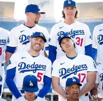 大谷翔平がフリーマンと変顔ショット！復帰戦前のフィールドでほっこり光景 フォトデーの模様を球団が公開