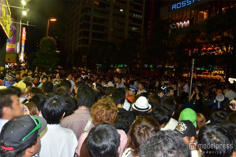 前田敦子に一言感謝を伝えようと、劇場の裏口に殺到するファン