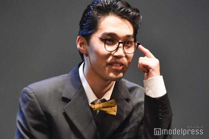 「Let's think」ポーズをするNaoya(C)モデルプレス