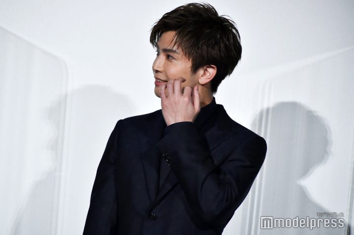 目を潤ませていることを指摘された岩田剛典(C)モデルプレス