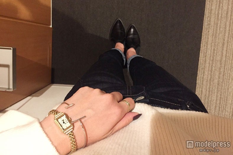 ゴールドとシルバーのアクセサリーをミックスしてつけるのも◎