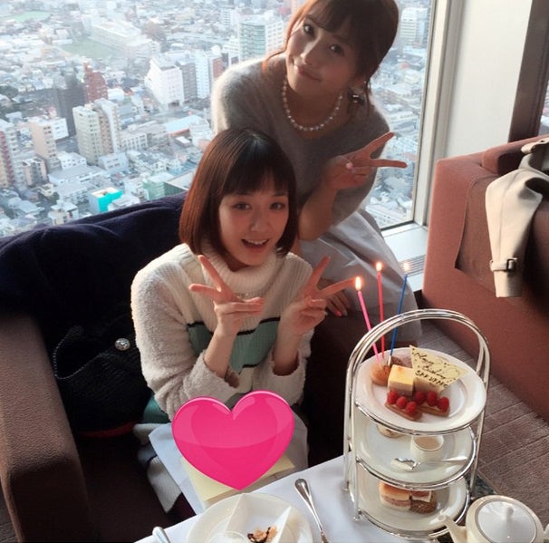 （左から）大原櫻子＆佐野ひなこの誕生日会の様子／佐野ひなこInstagramより