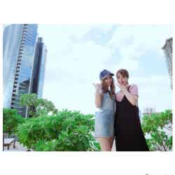 住谷杏奈&武藤静香、ハワイでの家族ショット公開 美ボディ際立つ水着姿にも反響