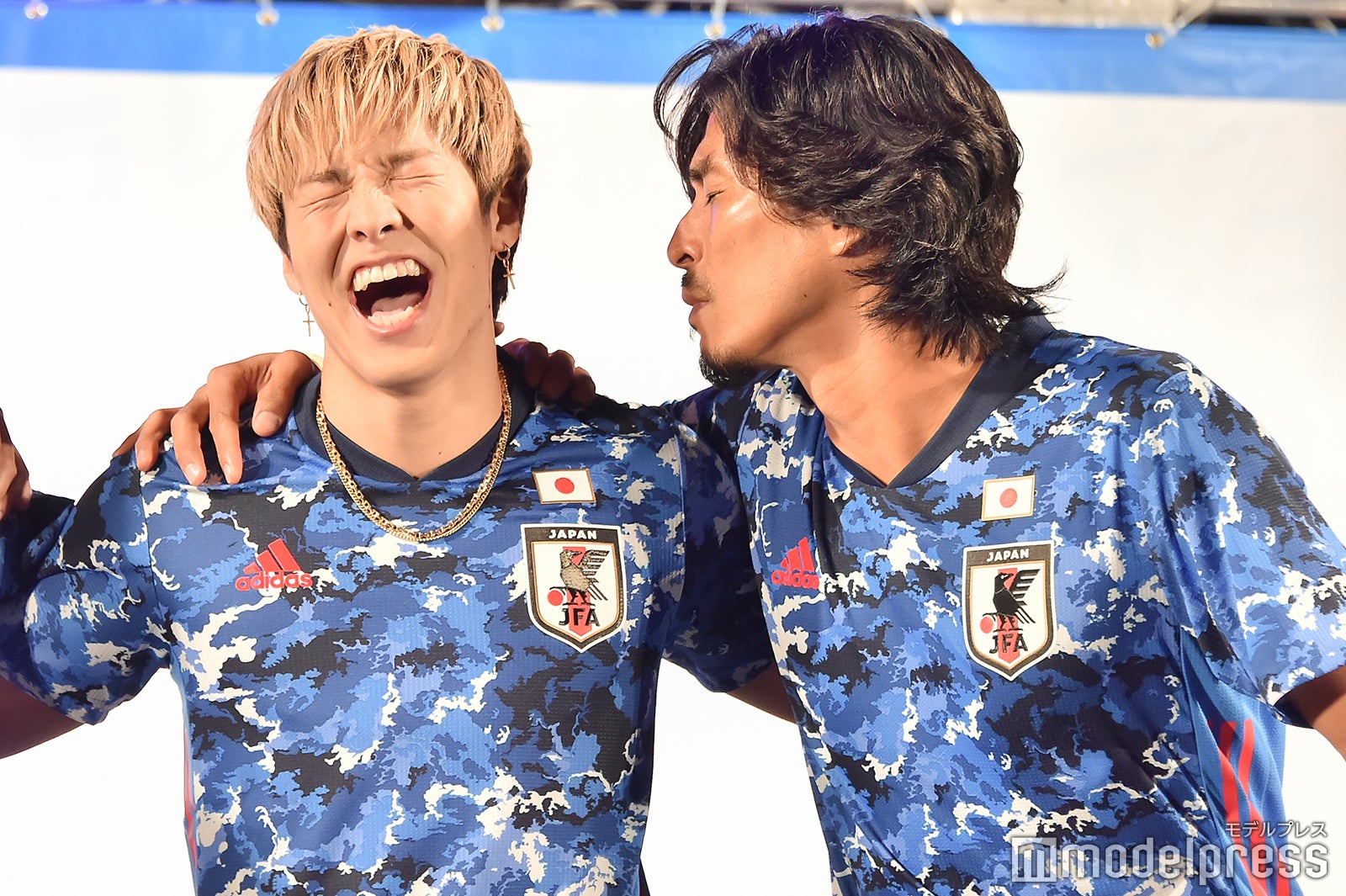 「すごくいい匂い」と中澤佑二に嗅がれるRIKU（C）モデルプレス