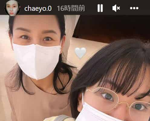 TWICEチェヨン、美人母と2ショット公開に反響「親子揃って美しい」「めっちゃそっくり」