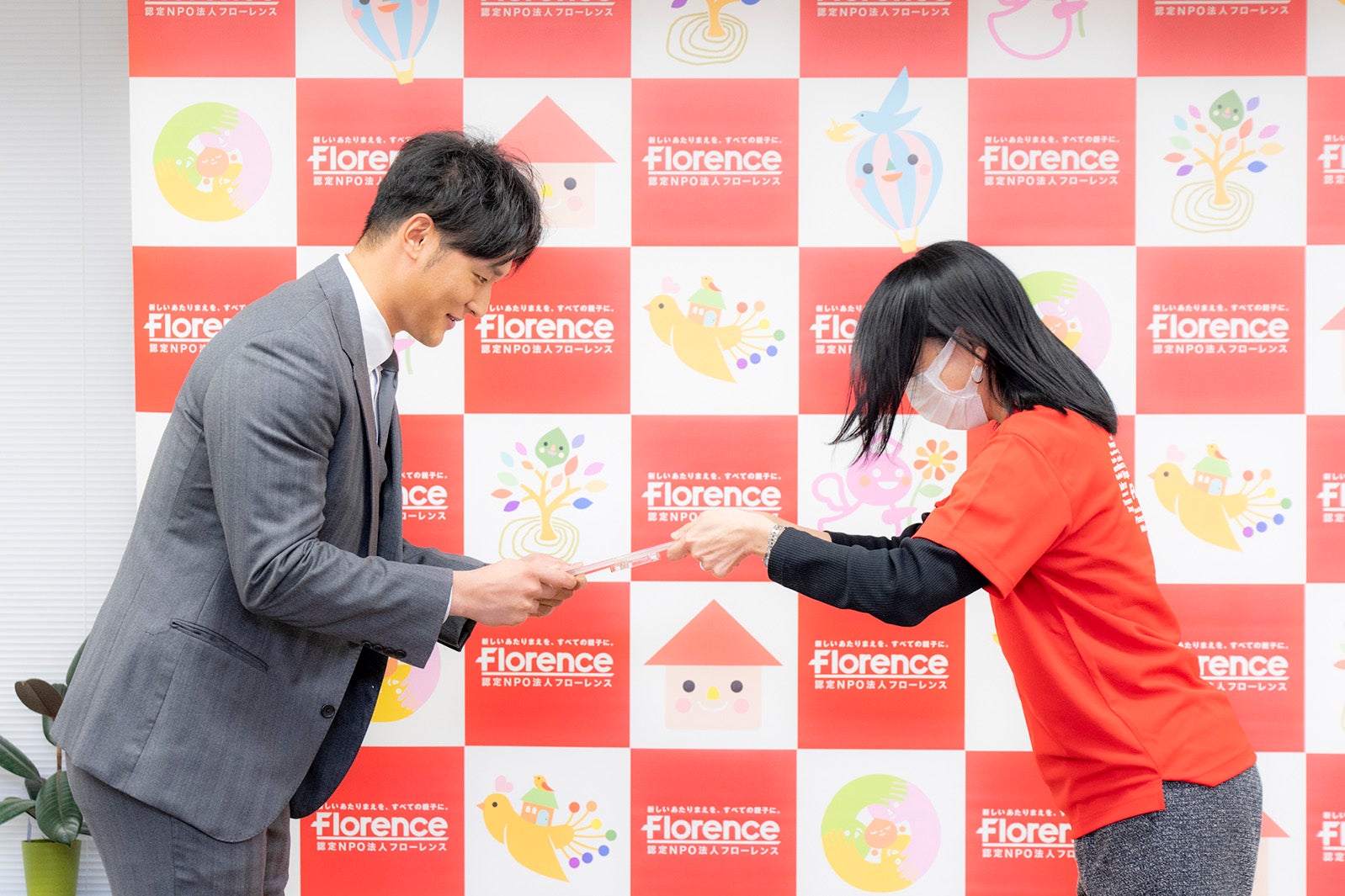 吉川尚輝選手、赤坂緑氏（C）読売巨人軍