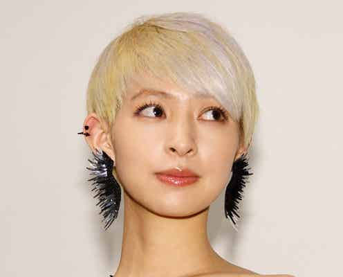 日南響子、美貌際立つ大胆ベリーショート姿お披露目