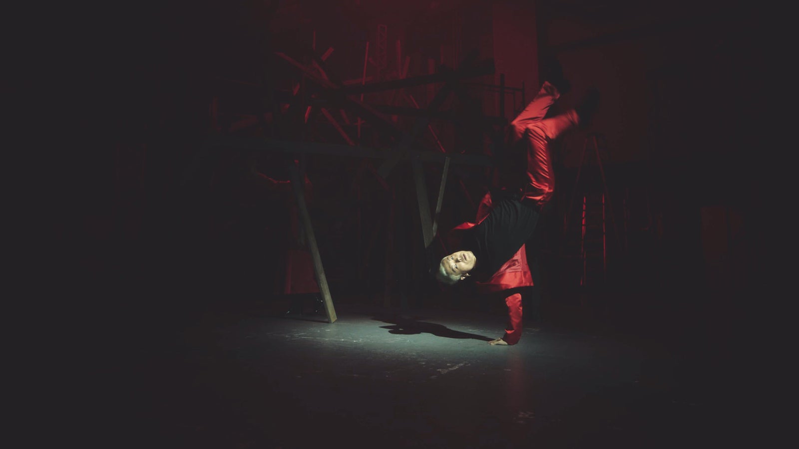 吉本坂46RED「君の唇を離さない」MVより（提供写真） 