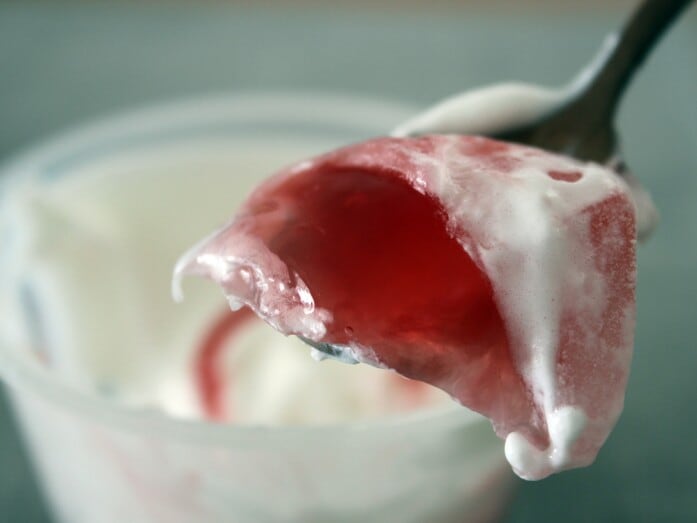 ふるふるっとしたわらび餅の中から、いちごソースがとろり！