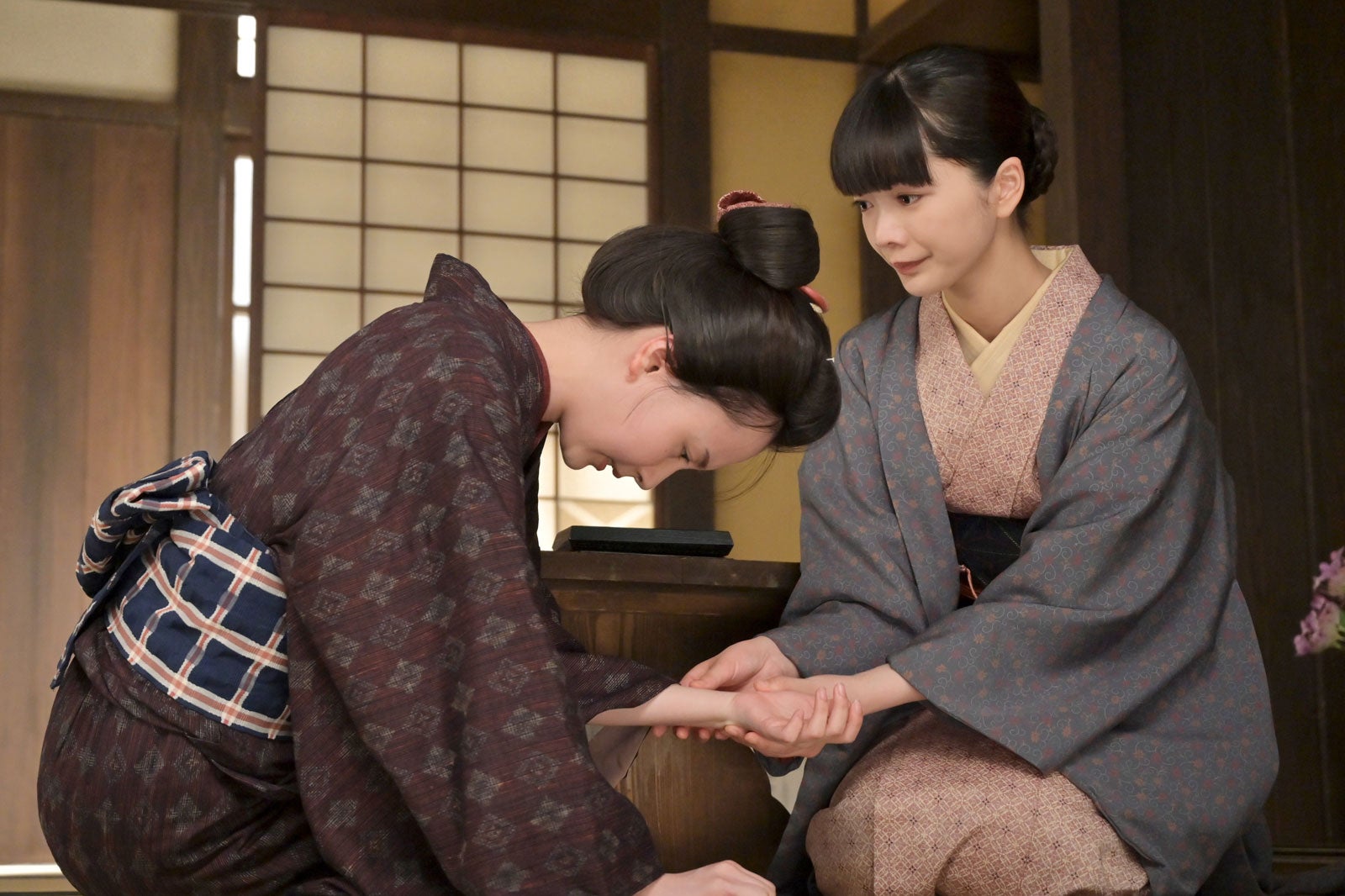 河村ここあ、見上愛「風、薫る」第89話（C）NHK