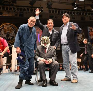 45周年！初代タイガーマスクが前田日明、藤原喜明、藤波辰爾と“歴史的競演”「思い出尽きない」後楽園ホール超満員、立ち見客も感激