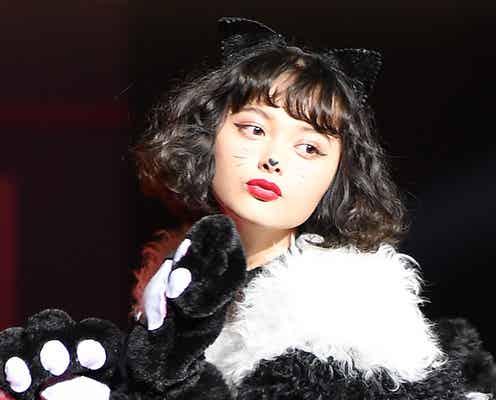 玉城ティナ、キュートな“黒猫”で観客虜に