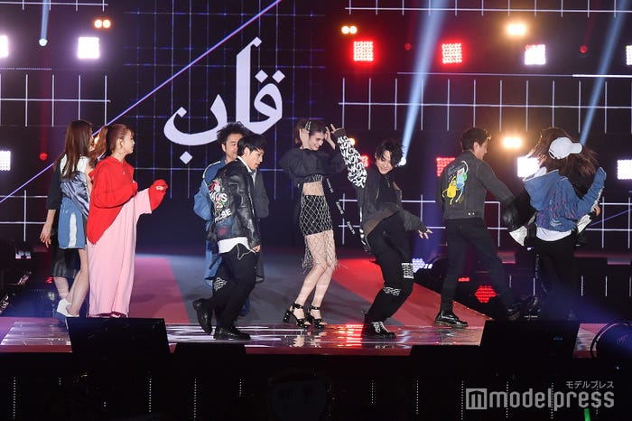 ステージではしゃぐ様子 (C)モデルプレス