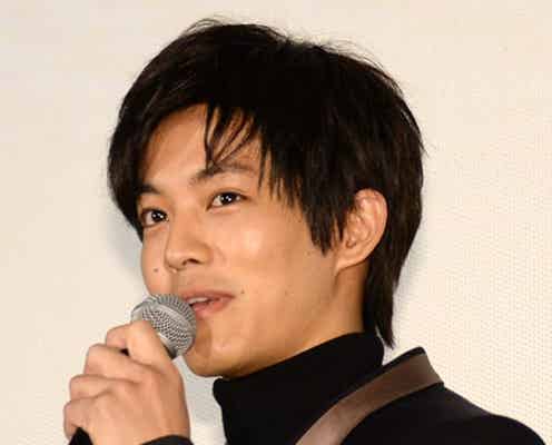 松坂桃李、“父”岡田准一とのプライベート秘話を語る「セクシーな衣装でメイクしてる写真を…」