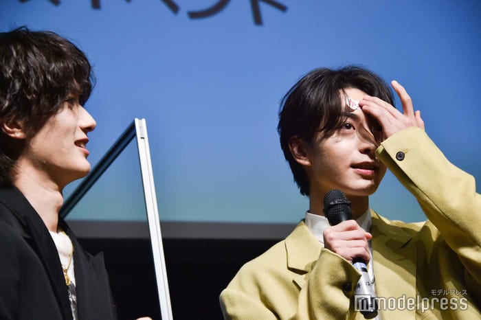 律儀におでこに貼り直す木村慧人と見守る山中柔太朗(C)モデルプレス