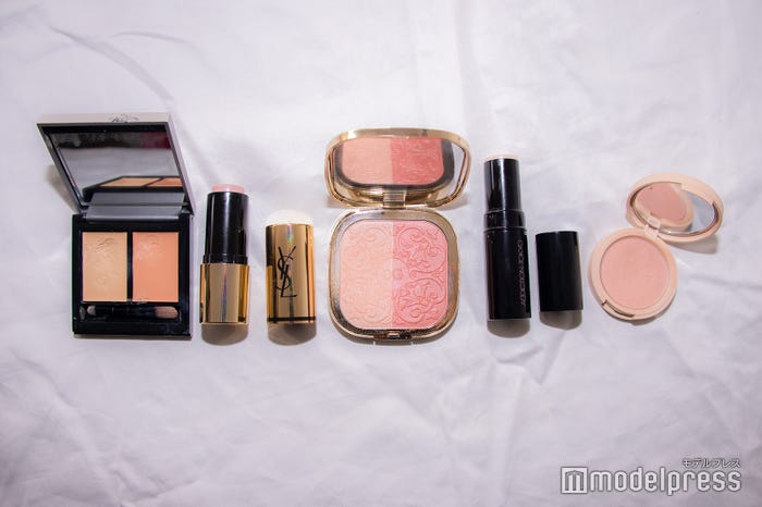 (左から)&be/ファンシーラー ライトベージュ&オレンジ、YSL/ラディアント タッチ シマー スティック 2 ライト ローズ、ドルチェ&ガッバーナ ビューティ/ソーラーグロウ イルミネーティングパウダー デュオ Peach Blossom、ADDICTION BEAUTY/アディクション ザ グロウ スティック 011G Feel the Heat, See the Light フィールザヒートシーザライト、CILY/ブロッサムブラッシュ アネモネ(C)モデルプレス