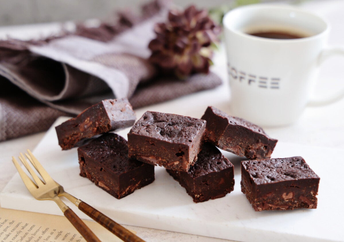 材料はたった3つ！？レンジで作ったと思えない！生チョコみたいなしっとり濃厚ブラウニー