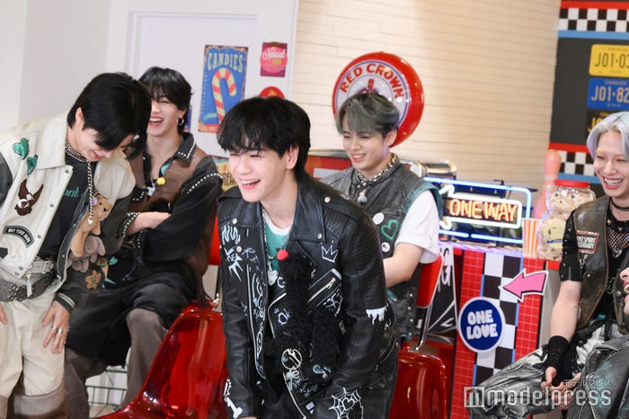 「今すぐ立ち上がれ! Stand up ゲーム」で数を合わせられず豆原一成に謝る木全翔也(C)モデルプレス