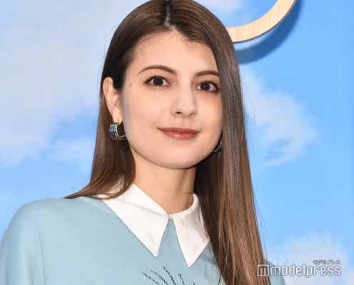 マギー、高級車バックに美脚ショット「かっこいい」「ゴージャス」と反響