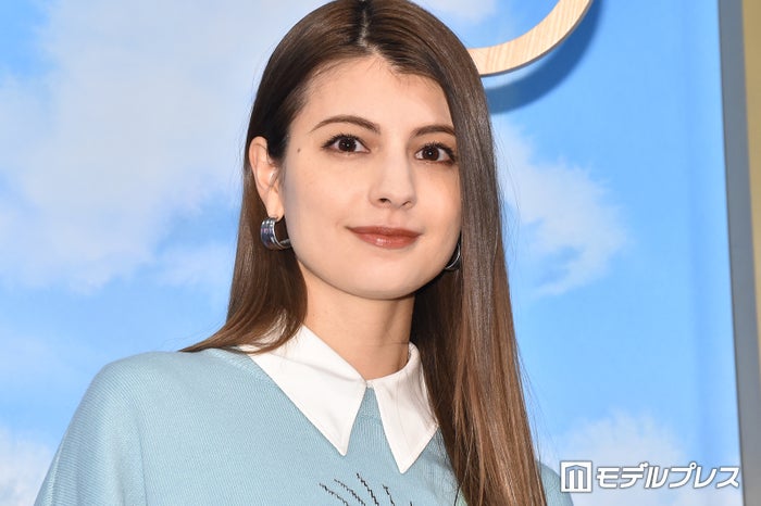 マギー、圧巻美脚際立つミニスカモノトーンコーデ公開「体の半分が脚」「オーラ全開」の声