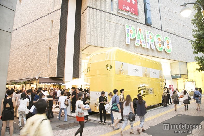 「MARC JACOBS」の新フレグランス「HONEY」のお披露目会