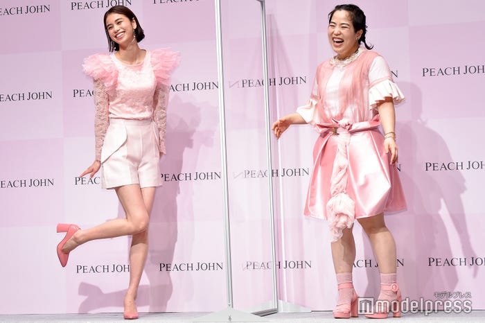 ミューズとして登場した佐藤晴美、ゆりやんレトリィバァ (C)モデルプレス