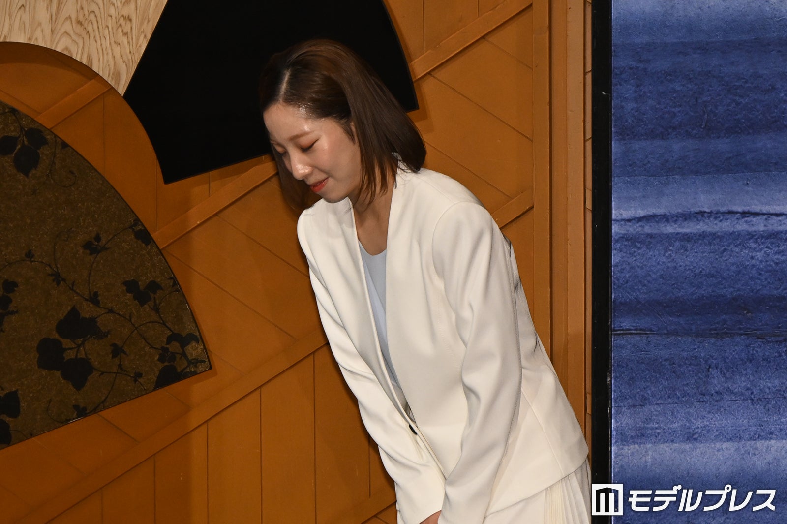 お辞儀で会見場を後にした三浦璃来選手（C）モデルプレス