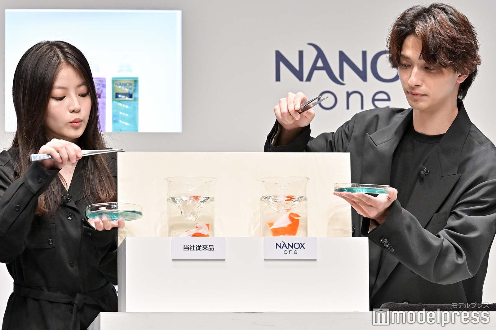 製品実験を行う今田美桜＆横浜流星（C）モデルプレス