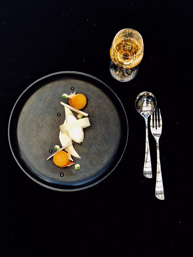 ワインと楽しむ美食は格別（提供写真）