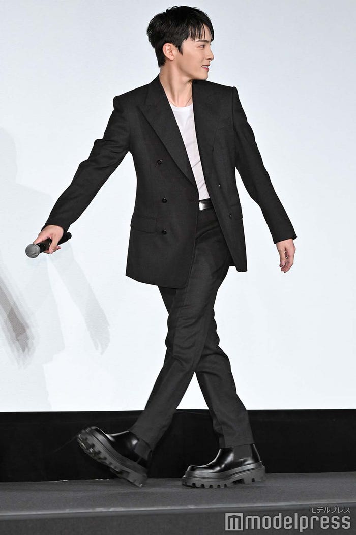 足をクロスさせる川西拓実(C)モデルプレス