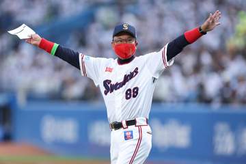 ヤクルト・池山監督 新庄マスク着用のサプライズ プレゼントの新庄監督も大喜び