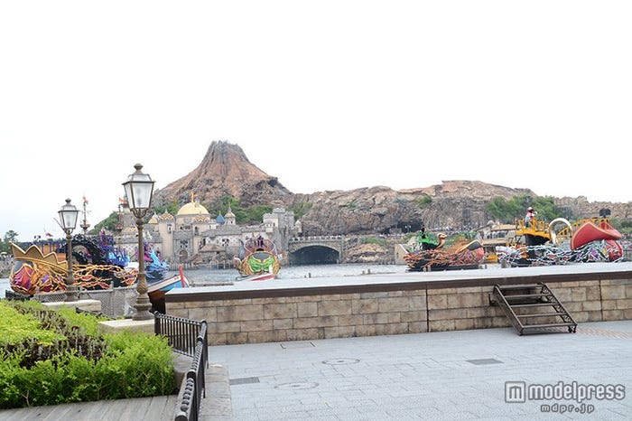 ハーバーに5隻の船が集合「ザ・ヴィランズ・ワールド」