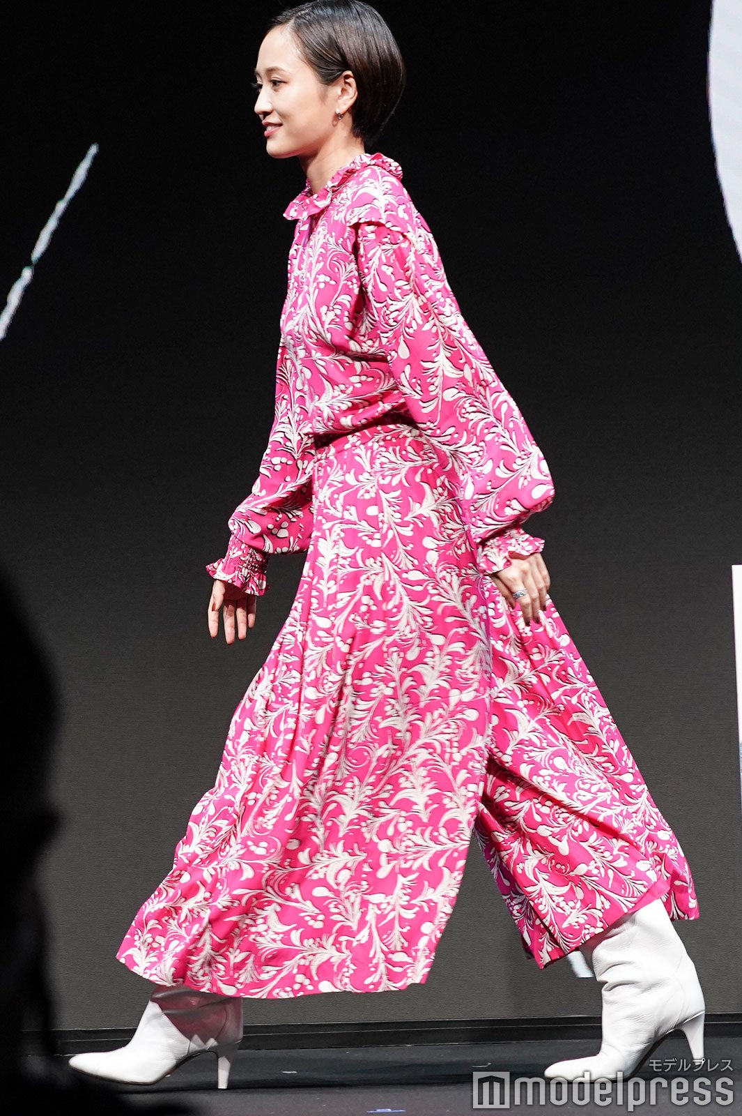 前田敦子、ビビッドピンクの衣装で登場（C）モデルプレス