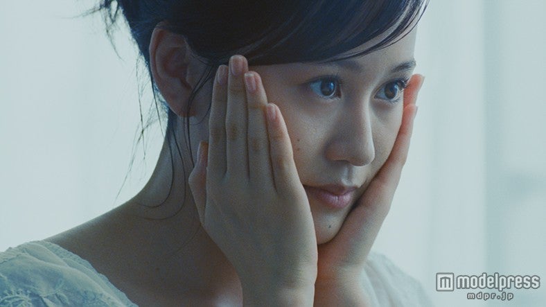 飾らない素顔で魅了した前田敦子／肌研の新CM「前田敦子 うるおいは心にも届く」篇より【モデルプレス】