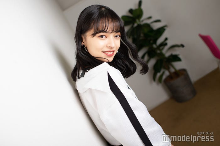 上國料萌衣(C)モデルプレス