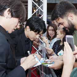 「シッチェス・カタロニア国際映画祭」でファンサービスに応じる長井龍雪監督、吉沢亮（C）2019 SORAAO PROJECT