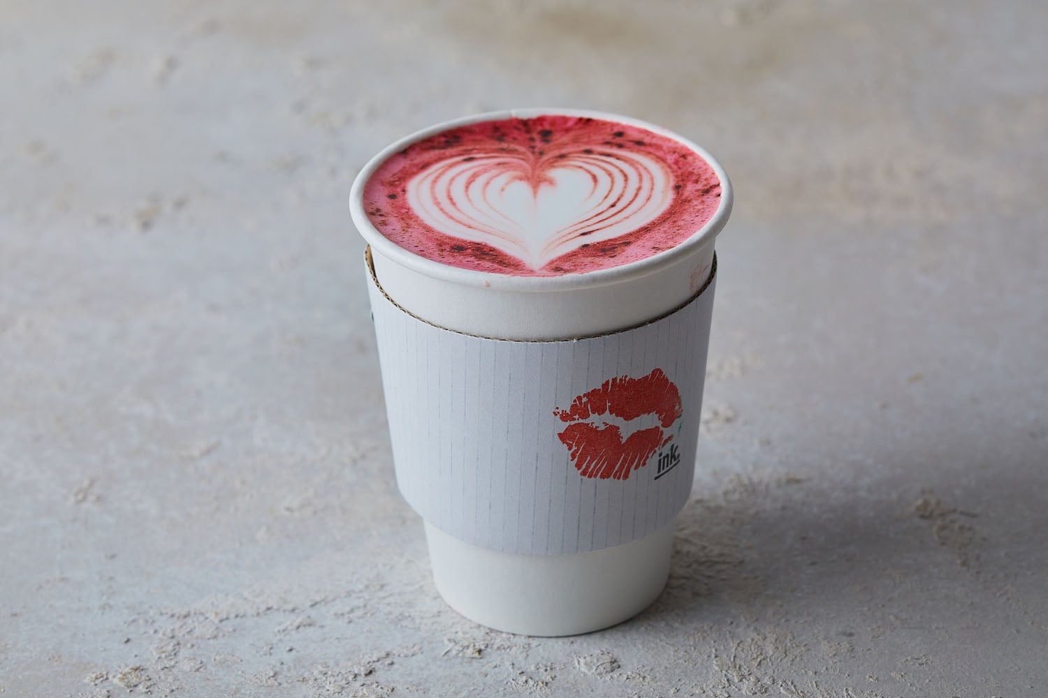 レッド・ベルベット・ラテ／国産の天然ビーツを使用した、赤いラテ／画像提供：ink. by CANVASTOKYO