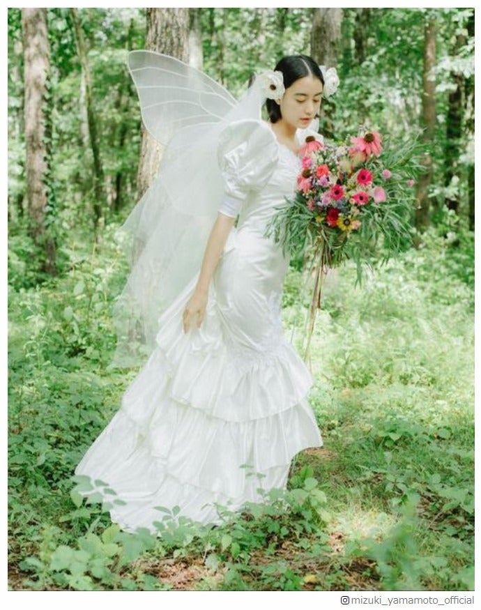 山本美月「モンシロチョウになりたくて」羽をつけた純白ウェディングドレス姿公開