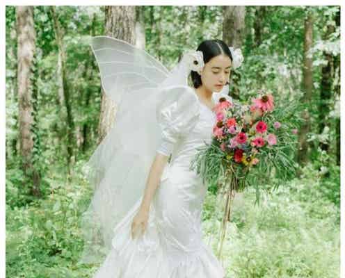 山本美月「モンシロチョウになりたくて」羽をつけた純白ウェディングドレス姿公開