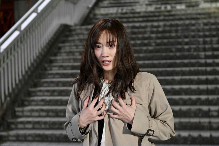 綾瀬はるか「天国と地獄 ~サイコな2人~」第9話より(C)TBS