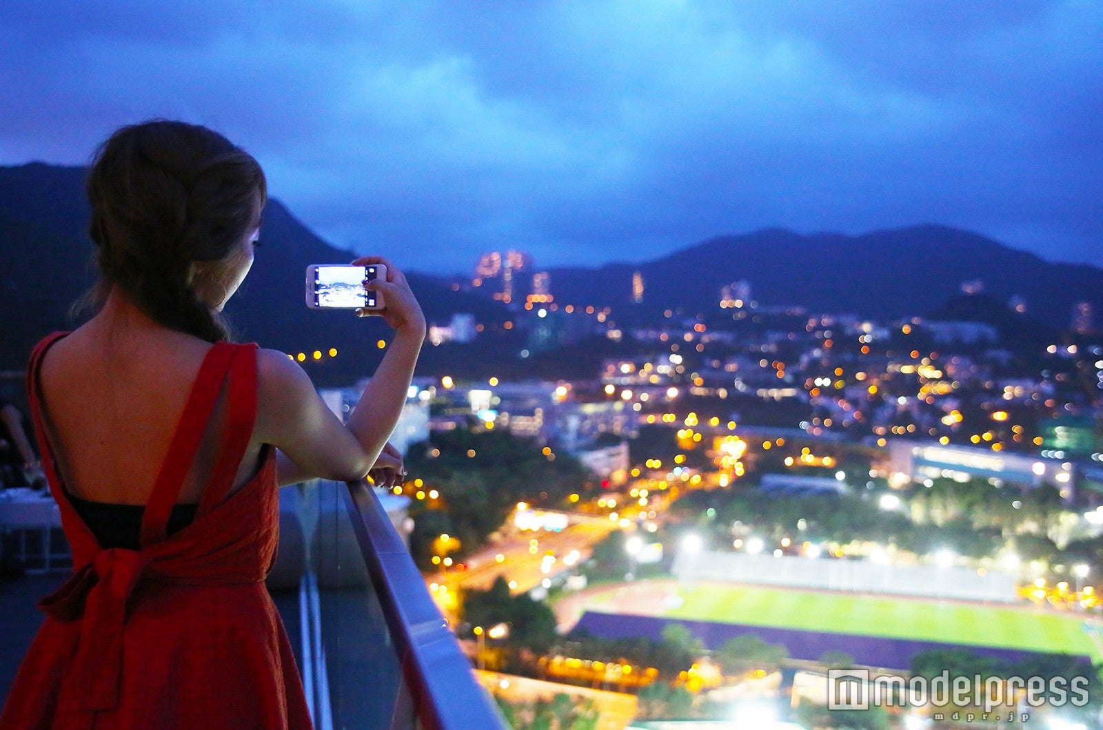 うっとりするような夜景に思わずパシャリ／モデル：中島絢乃（C）モデルプレス
