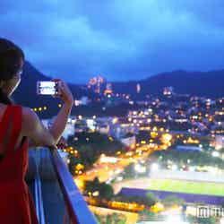 うっとりするような夜景に思わずパシャリ/モデル:中島絢乃(C)モデルプレス