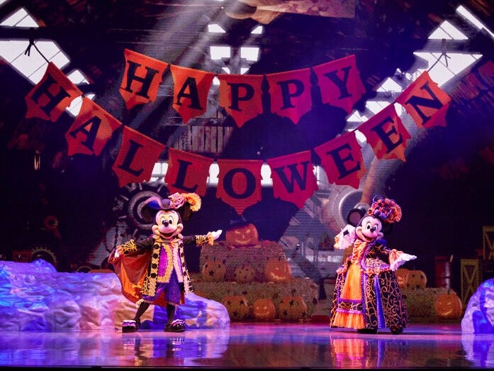 ミッキーマウスとミニーマウス、そして、これまでのシーンに登場した面々が勢ぞろいしてフィナーレへ