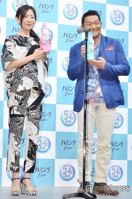 松雪泰子（左）、山口智充（右）