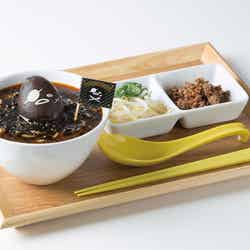 ぐで~っと in 腹黒ごま坦々麺(横浜限定)1,190円(税抜)(C)1996, 2013,2018 SANRIO CO., LTD. APPROVAL NO.S584328