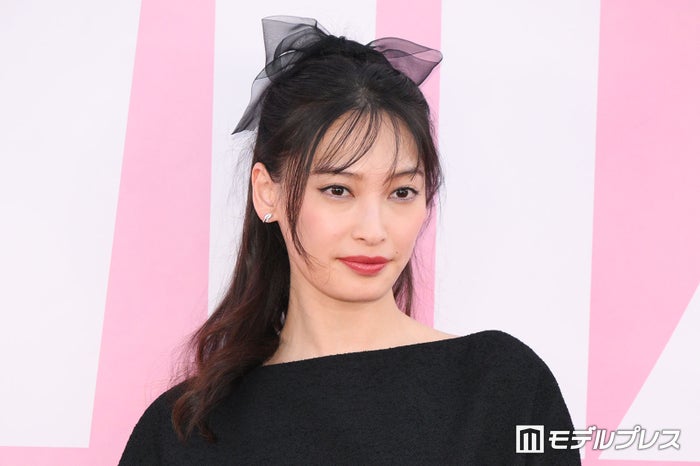 大政絢、美背中開放 振り向きポーズで視線集中【ミス ディオール展覧会 ある⼥性の物語】