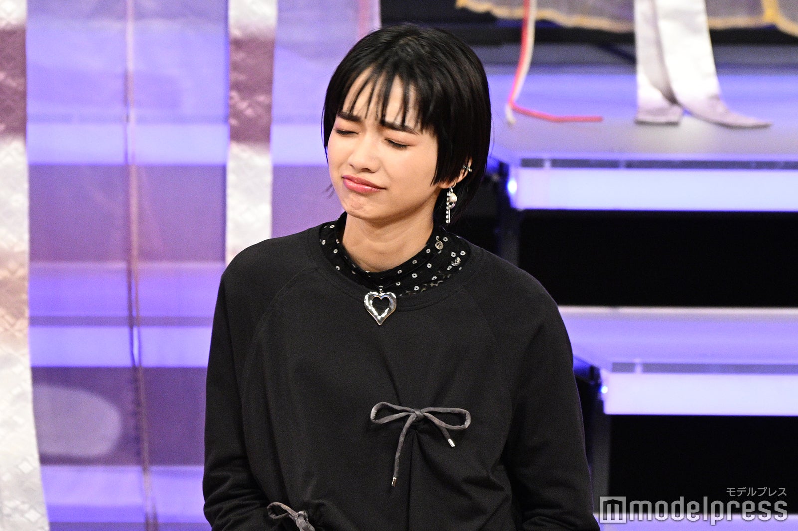 彰子の告白シーンの一条天皇の行動について不服そうな表情を浮かべる見上愛（C）モデルプレス